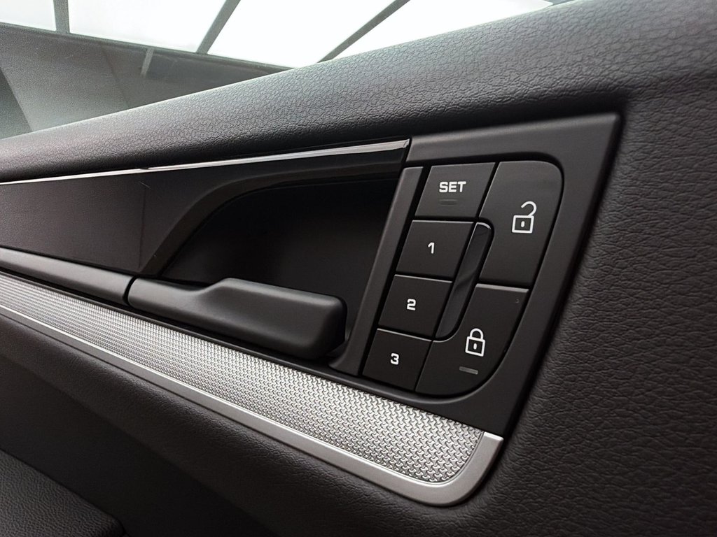 2025 Porsche Cayenne in Laval, Quebec - 26 - w1024h768px