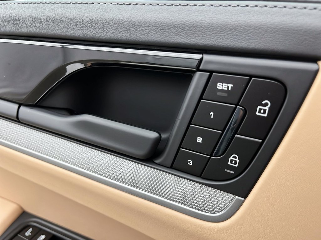 2025 Porsche Cayenne E-Hybrid in Laval, Quebec - 30 - w1024h768px