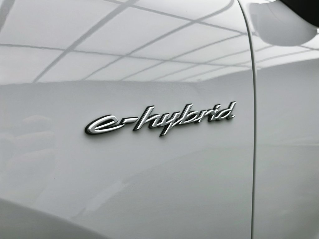 2025 Porsche Cayenne E-Hybrid in Laval, Quebec - 8 - w1024h768px