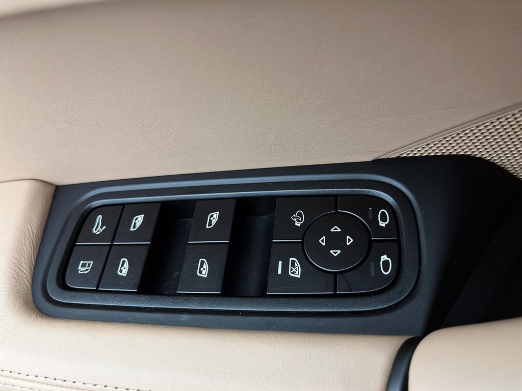 2025 Porsche Cayenne E-Hybrid in Laval, Quebec - 31 - w1024h768px