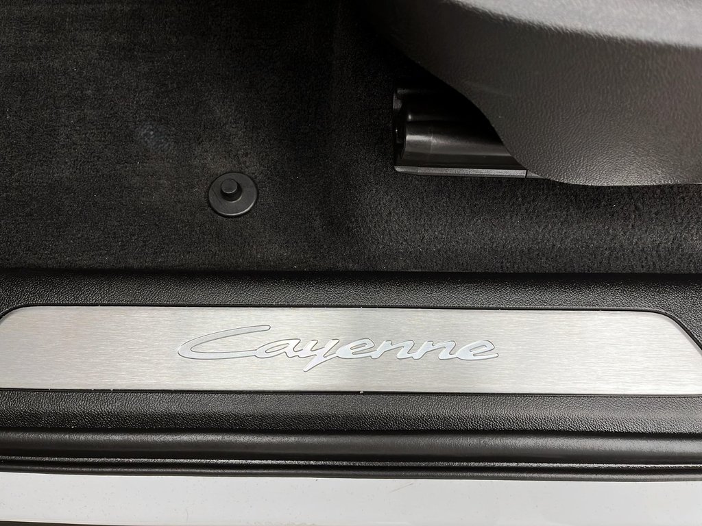 2025 Porsche Cayenne E-Hybrid in Laval, Quebec - 33 - w1024h768px