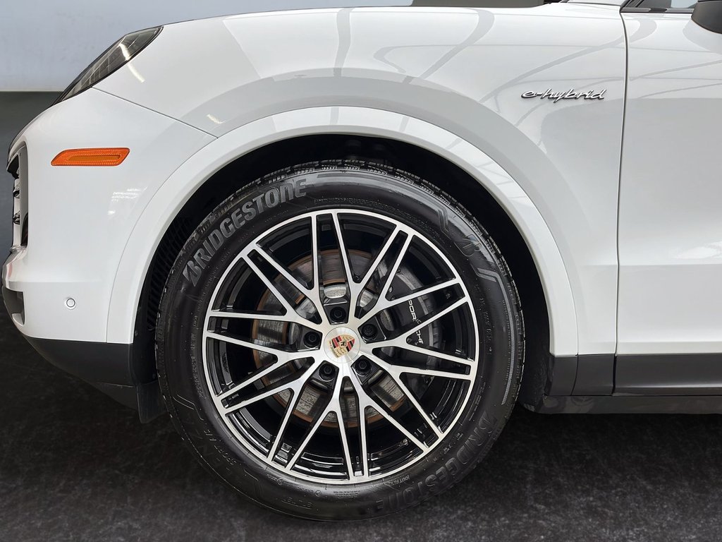2025 Porsche Cayenne E-Hybrid in Laval, Quebec - 11 - w1024h768px