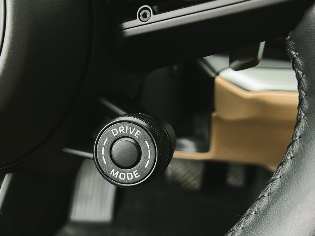 2025 Porsche Cayenne E-Hybrid in Laval, Quebec - 17 - w1024h768px
