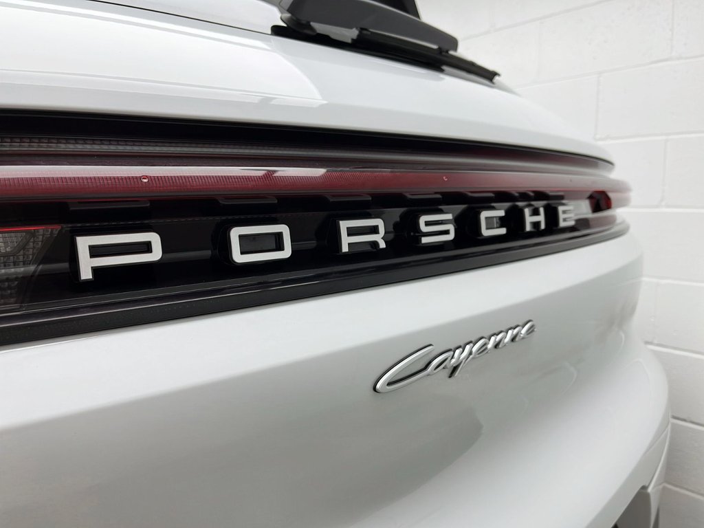 2025 Porsche Cayenne E-Hybrid in Laval, Quebec - 7 - w1024h768px