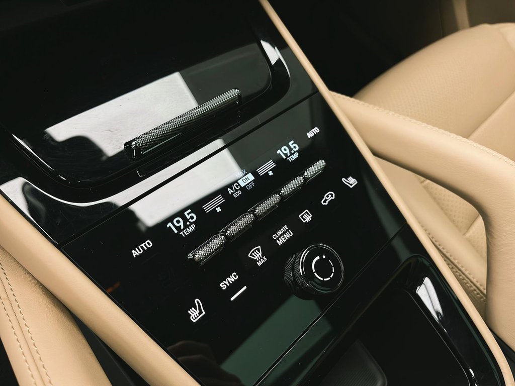 2025 Porsche Cayenne E-Hybrid in Laval, Quebec - 23 - w1024h768px
