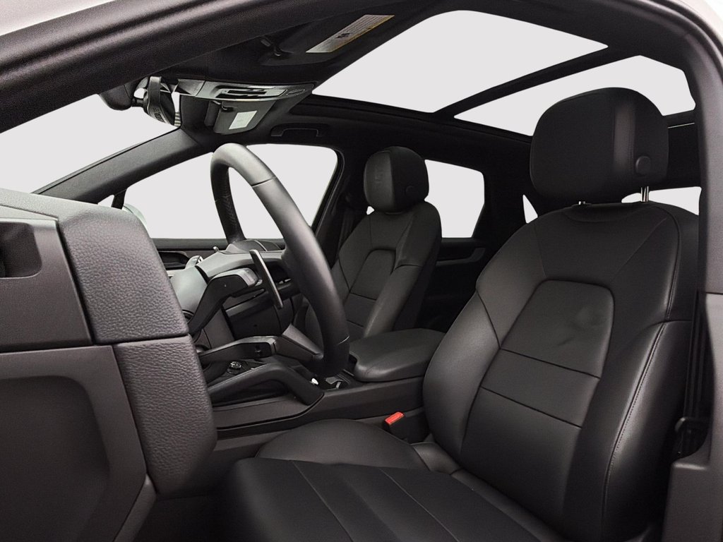 2025 Porsche Cayenne in Laval, Quebec - 13 - w1024h768px