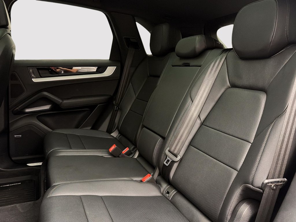 2025 Porsche Cayenne in Laval, Quebec - 24 - w1024h768px