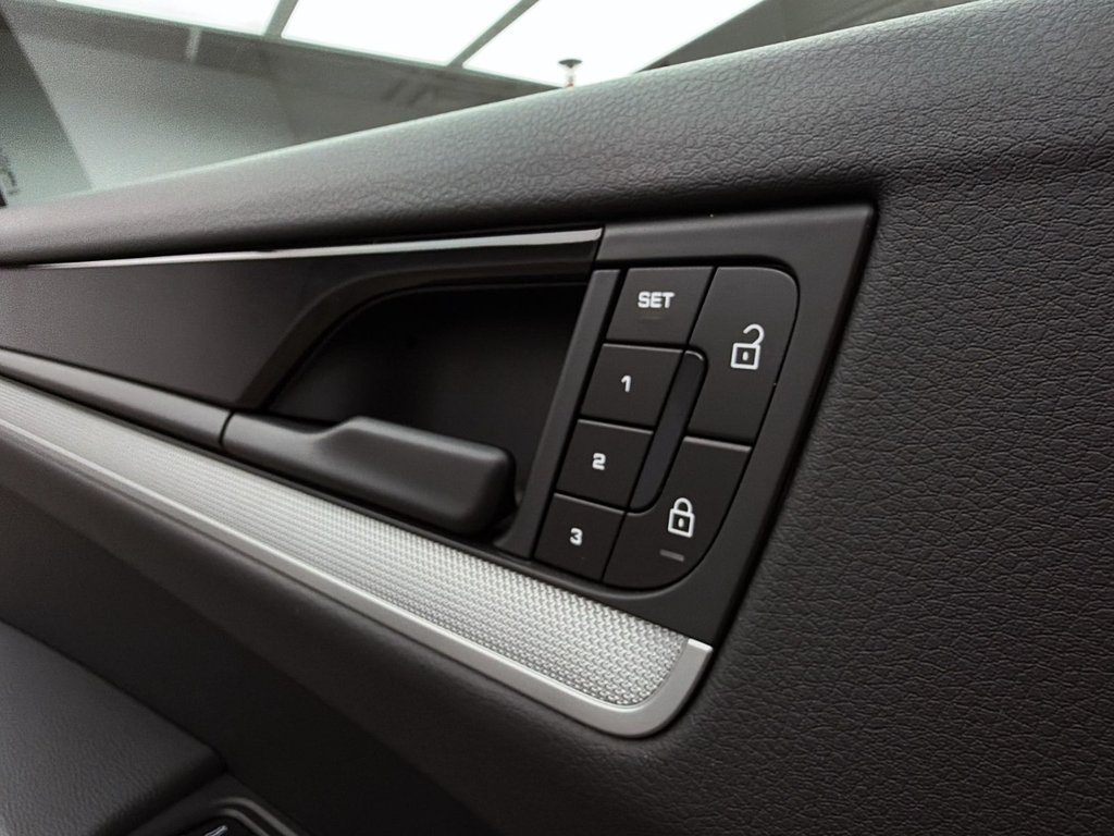 2025 Porsche Cayenne in Laval, Quebec - 26 - w1024h768px