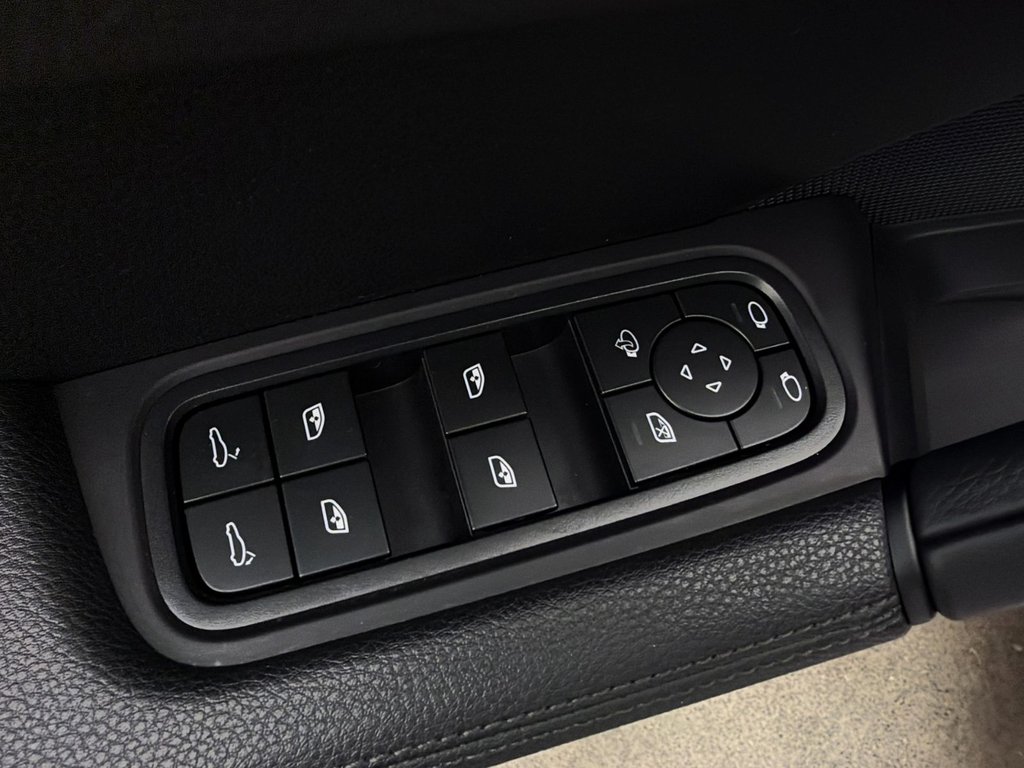 2025 Porsche Cayenne in Laval, Quebec - 27 - w1024h768px