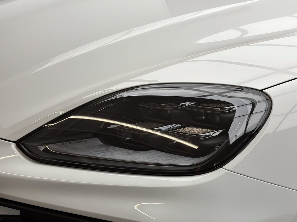 2025 Porsche Cayenne in Laval, Quebec - 8 - w1024h768px