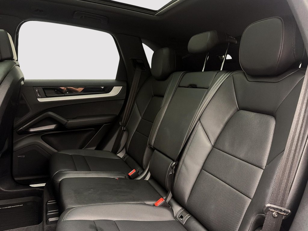 2025 Porsche Cayenne in Laval, Quebec - 25 - w1024h768px