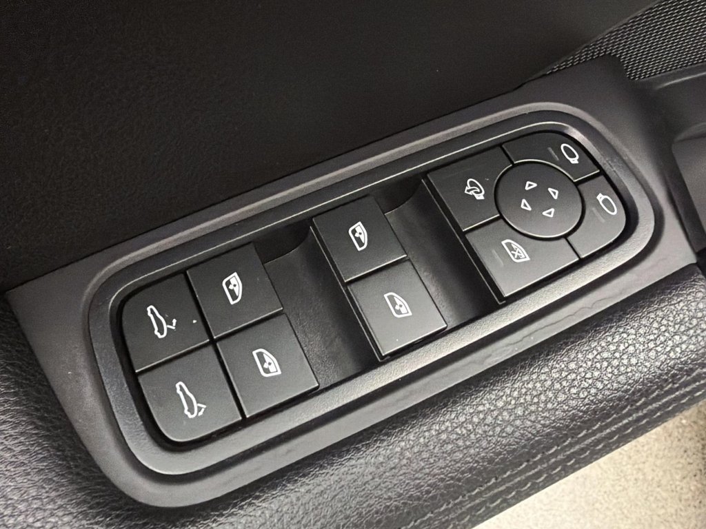 2025 Porsche Cayenne in Laval, Quebec - 28 - w1024h768px