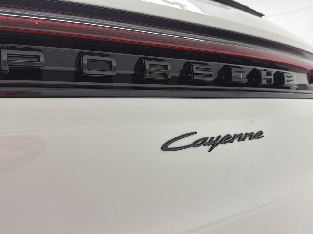 2025 Porsche Cayenne in Laval, Quebec - 7 - w1024h768px