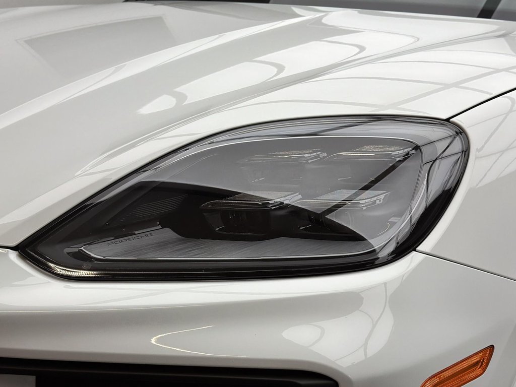 2025 Porsche Cayenne in Laval, Quebec - 8 - w1024h768px