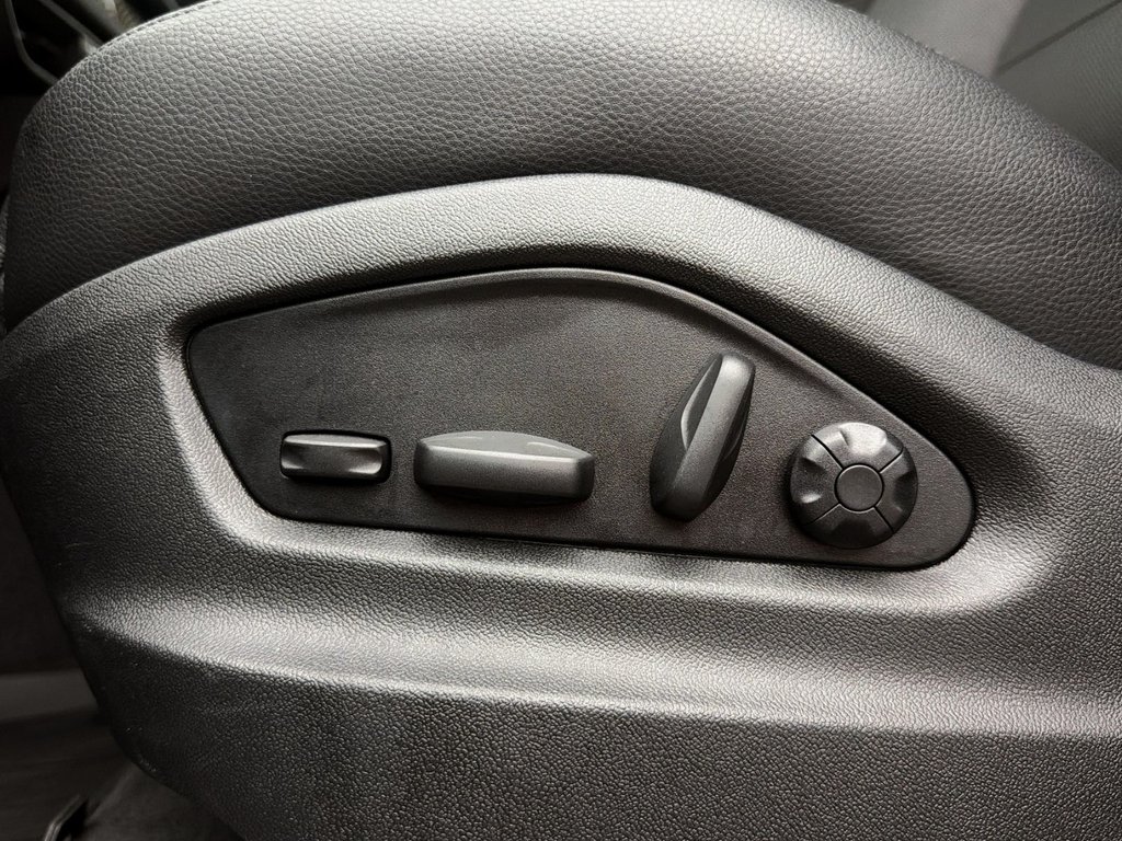 2025 Porsche Cayenne in Laval, Quebec - 24 - w1024h768px