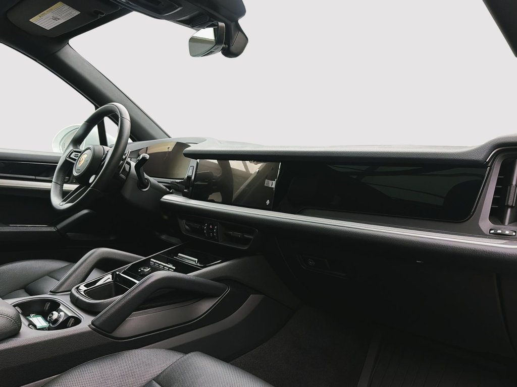 2025 Porsche Cayenne in Laval, Quebec - 22 - w1024h768px