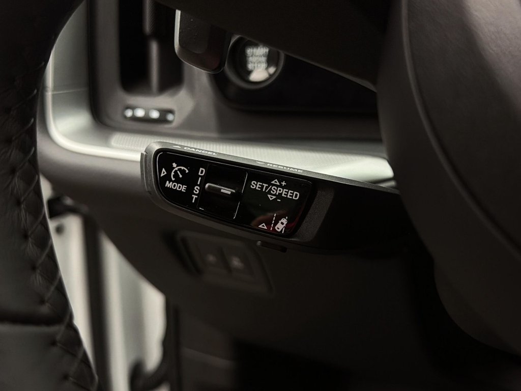 2025 Porsche Cayenne in Laval, Quebec - 17 - w1024h768px