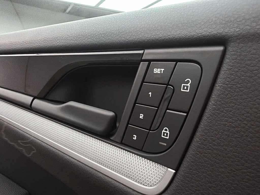 2025 Porsche Cayenne in Laval, Quebec - 27 - w1024h768px