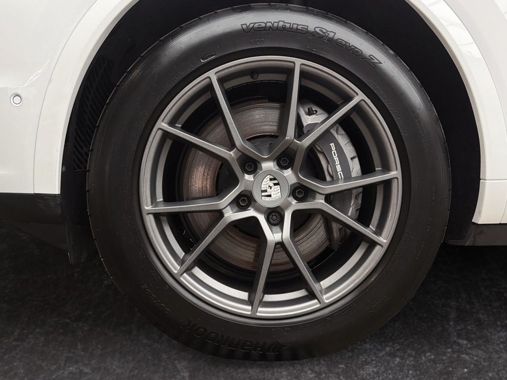 2025 Porsche Cayenne in Laval, Quebec - 10 - w1024h768px