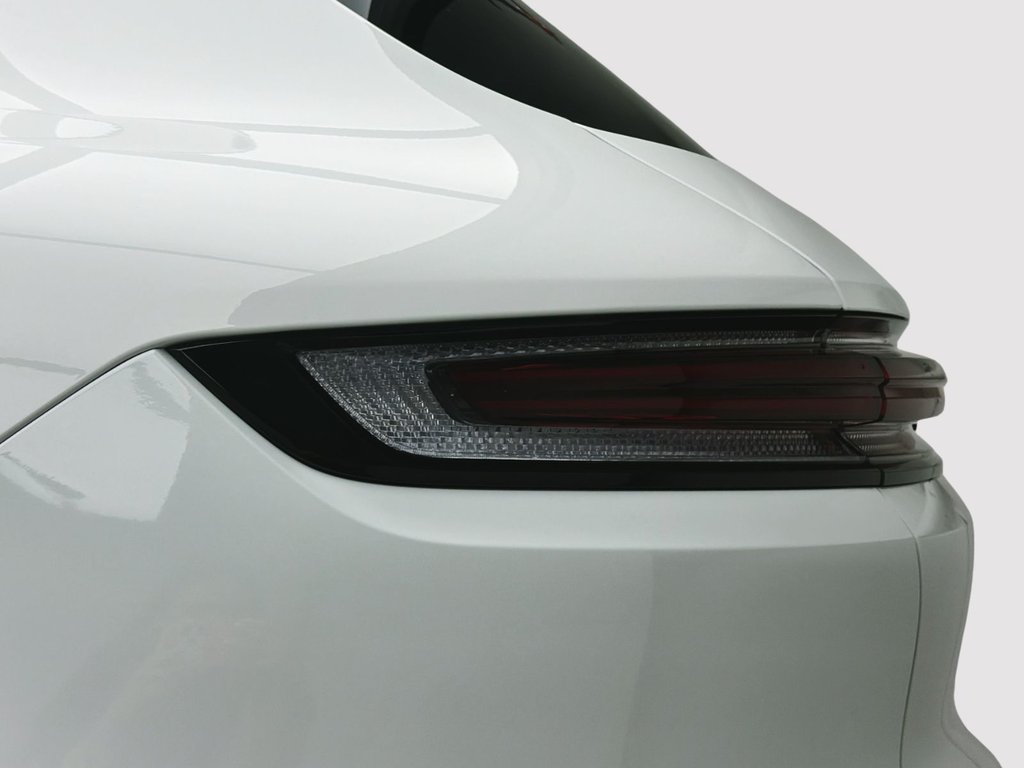 2025 Porsche Cayenne in Laval, Quebec - 9 - w1024h768px