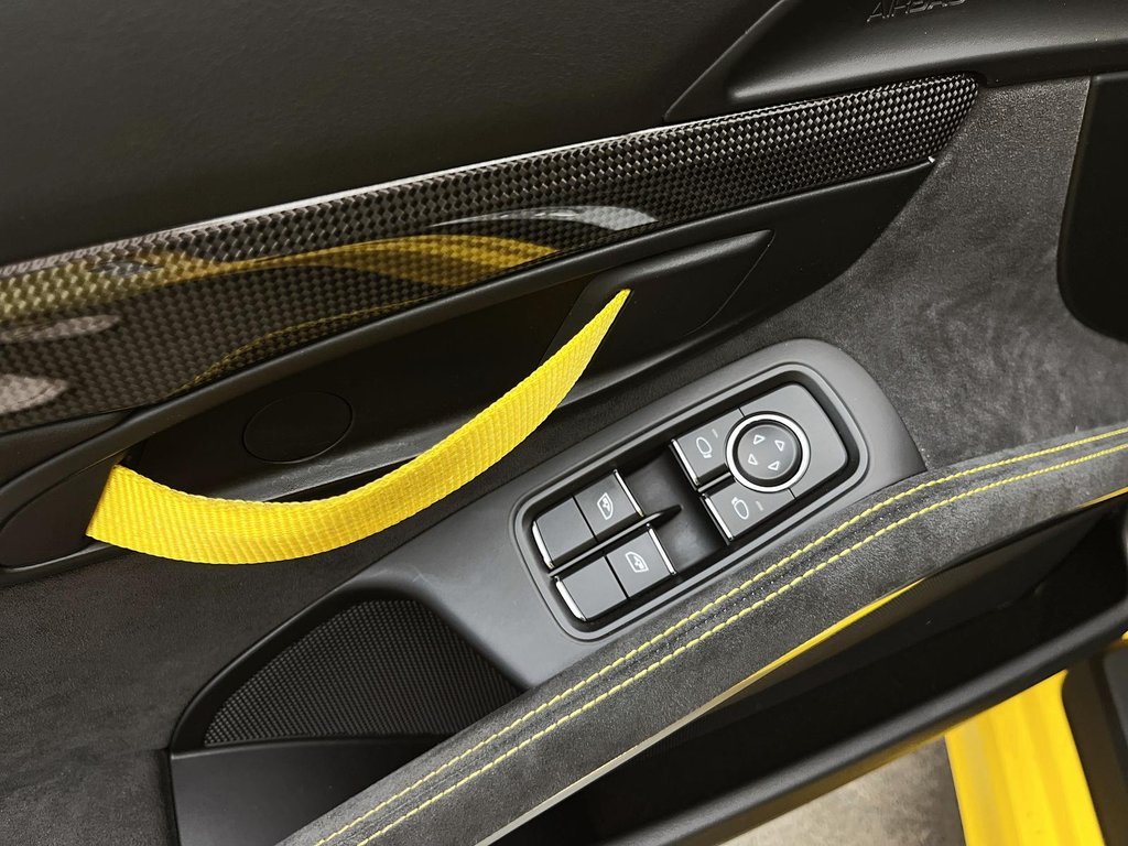 2016  Cayman GT4 MANUAL Sport Chrono Package in Laval, Quebec - 24 - w1024h768px