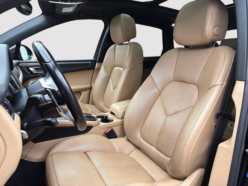 2018 Porsche Macan Premium Package Plus in Laval, Quebec - 16 - w1024h768px