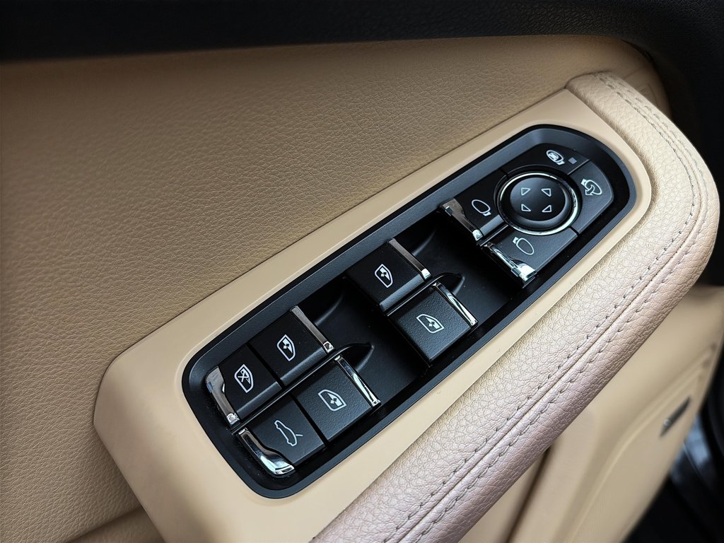2018 Porsche Macan Premium Package Plus in Laval, Quebec - 29 - w1024h768px
