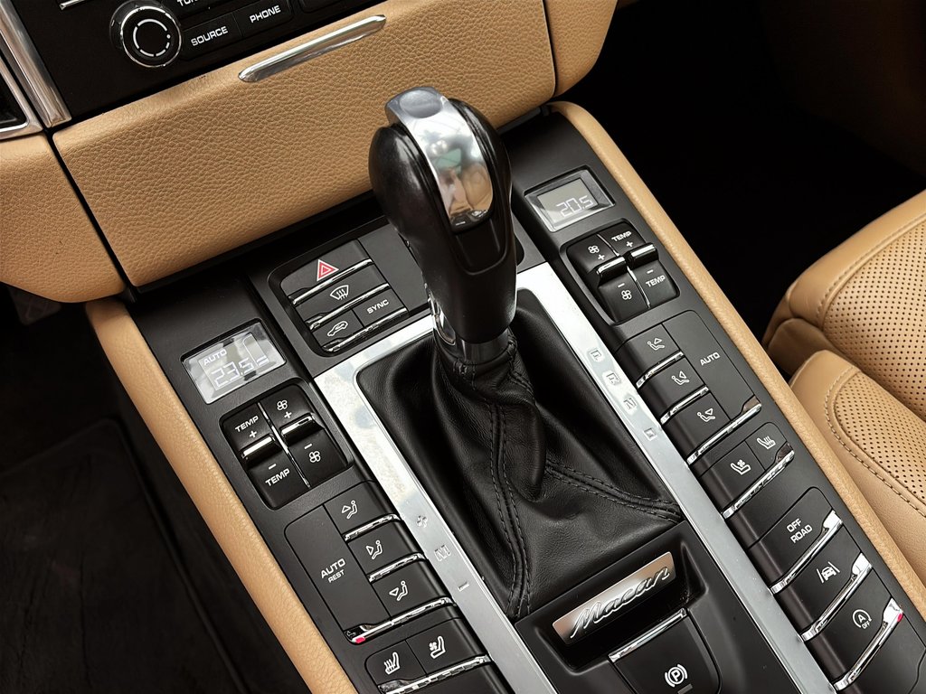 2018 Porsche Macan Premium Package Plus in Laval, Quebec - 20 - w1024h768px