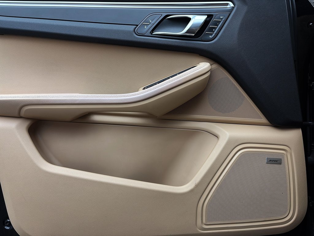 2018 Porsche Macan Premium Package Plus in Laval, Quebec - 28 - w1024h768px