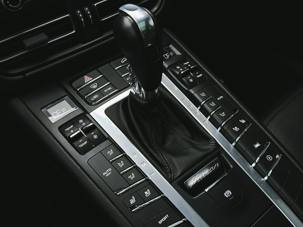 2019 Porsche Macan Premium Package Plus in Laval, Quebec - 16 - w1024h768px