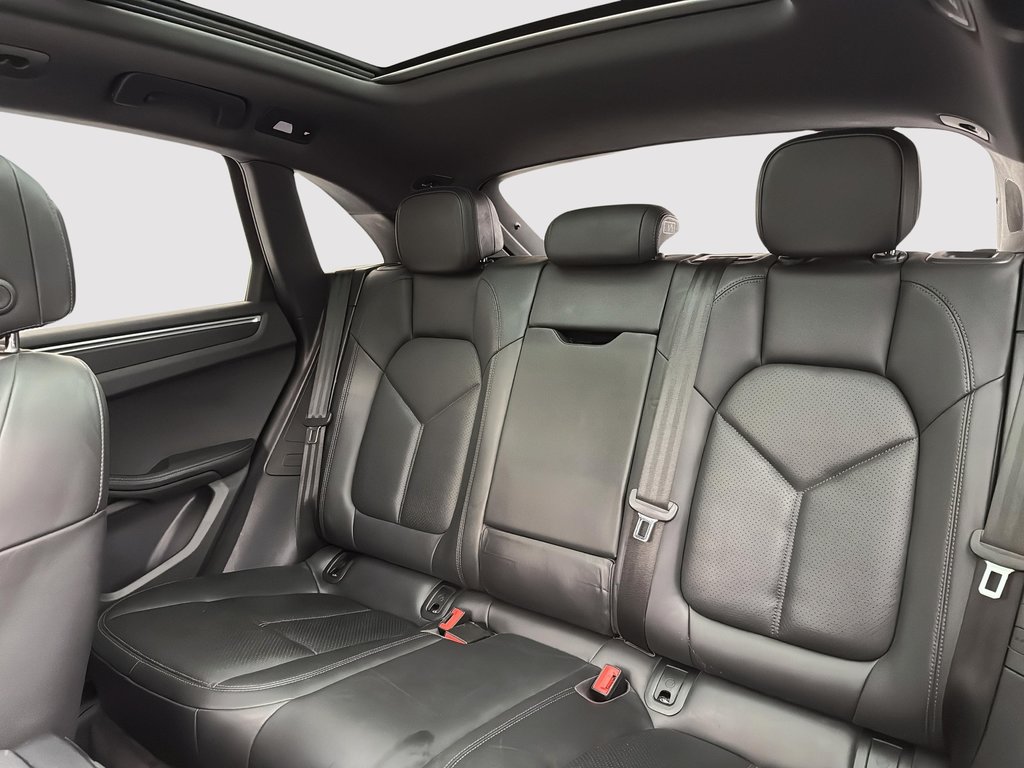 2019 Porsche Macan Premium Package Plus in Laval, Quebec - 18 - w1024h768px