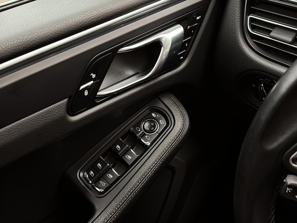 2019 Porsche Macan Premium Package Plus in Laval, Quebec - 22 - w1024h768px