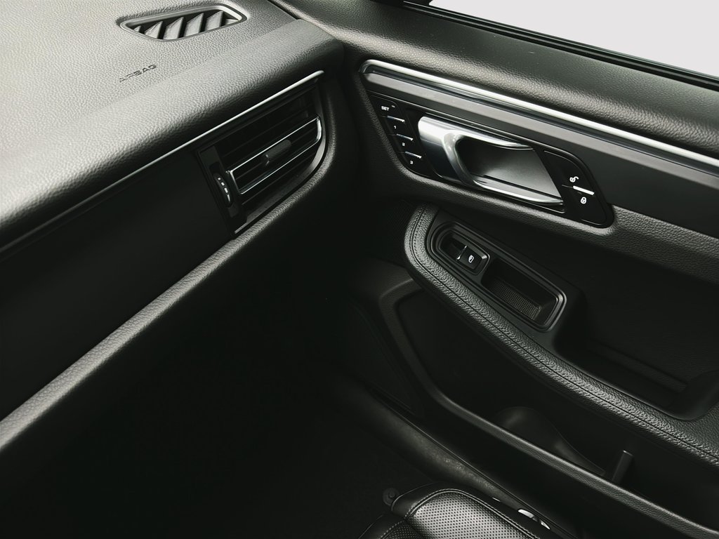 2019 Porsche Macan Premium Package Plus in Laval, Quebec - 28 - w1024h768px