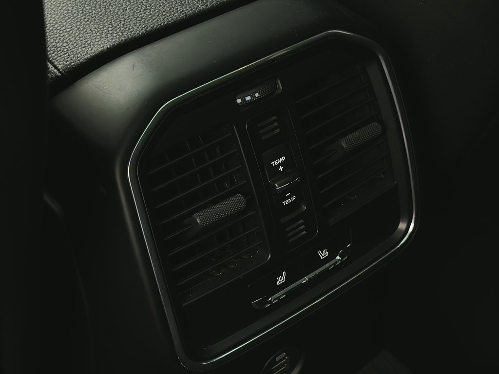 2019 Porsche Macan Premium Package Plus in Laval, Quebec - 29 - w1024h768px