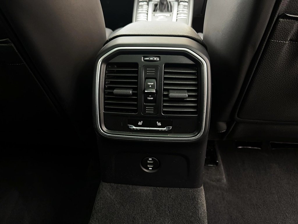 2021  Macan Premium Plus Package in Laval, Quebec - 27 - w1024h768px