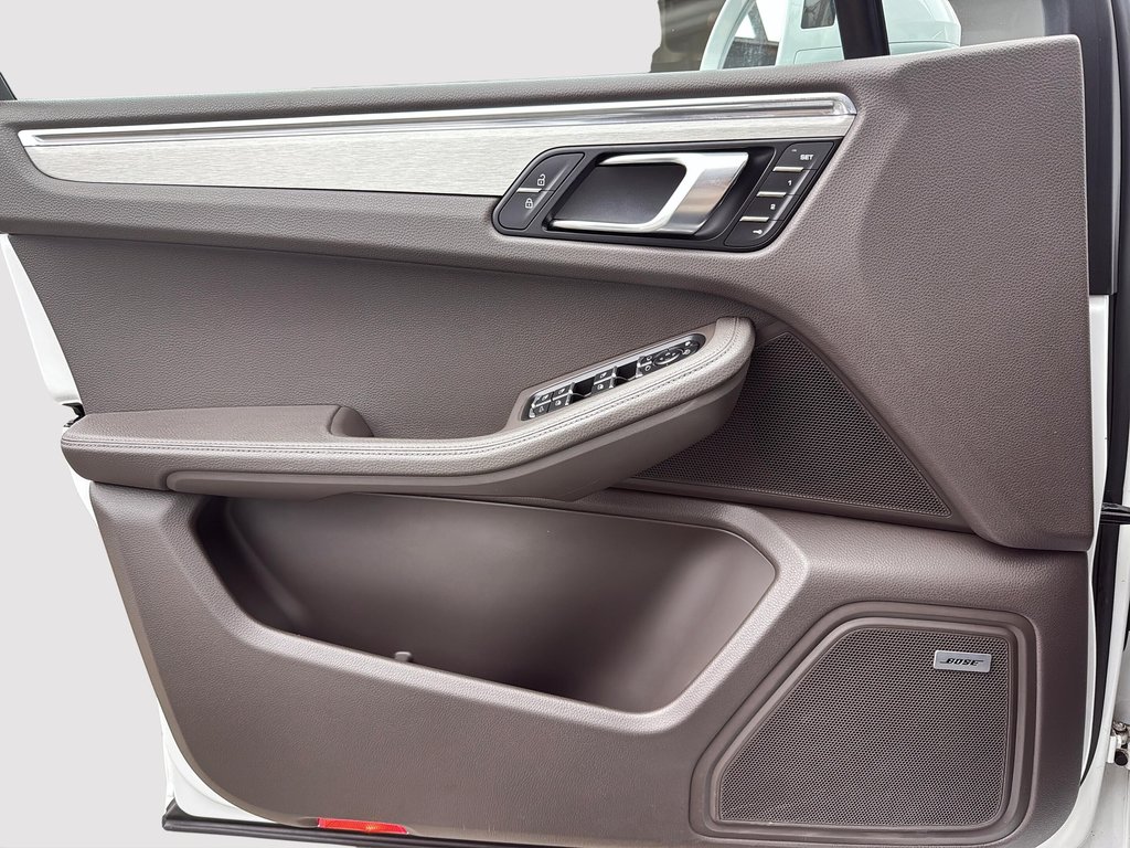 2021 Porsche Macan S V6 Premium Plus Package in Laval, Quebec - 28 - w1024h768px