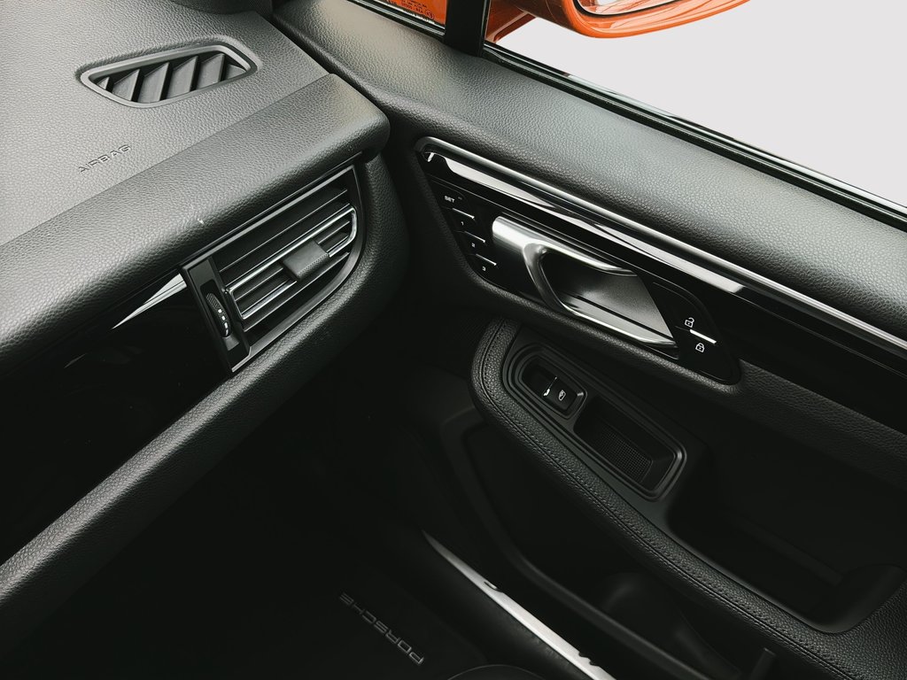 2022 Porsche Macan S V6 375HP Premium Package Plus in Laval, Quebec - 29 - w1024h768px