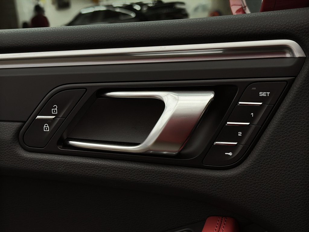 2022 Porsche Macan Premium Package Plus in Laval, Quebec - 29 - w1024h768px