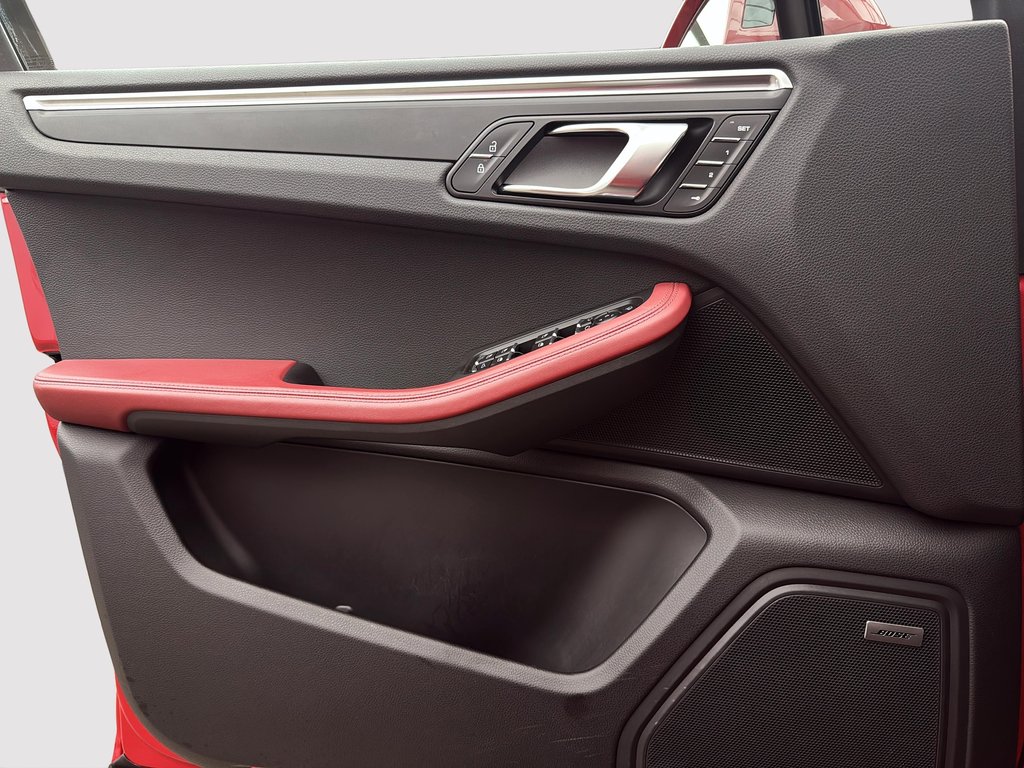 2022 Porsche Macan Premium Package Plus in Laval, Quebec - 28 - w1024h768px