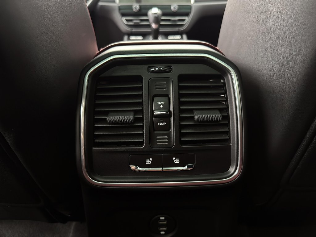 2022 Porsche Macan Premium Package Plus in Laval, Quebec - 24 - w1024h768px