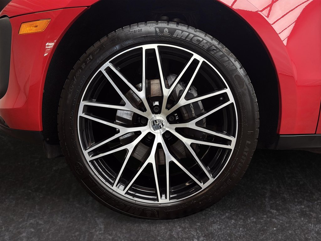 2022 Porsche Macan Premium Package Plus in Laval, Quebec - 11 - w1024h768px