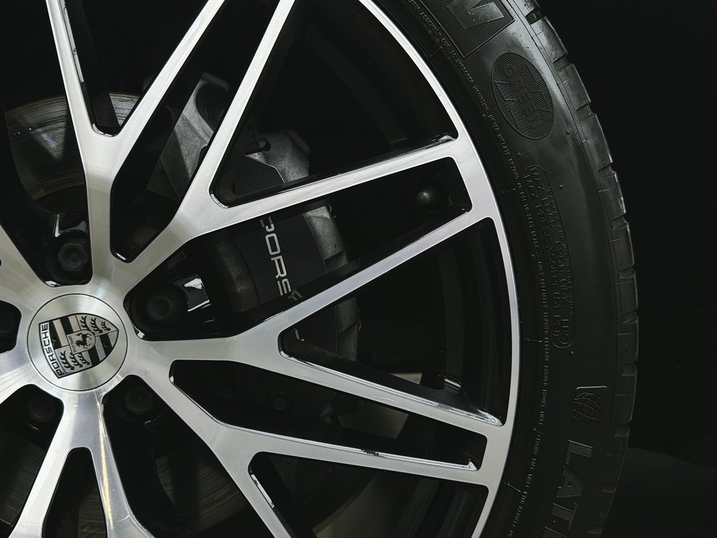 2022 Porsche Macan Premium Package Plus in Laval, Quebec - 12 - w1024h768px