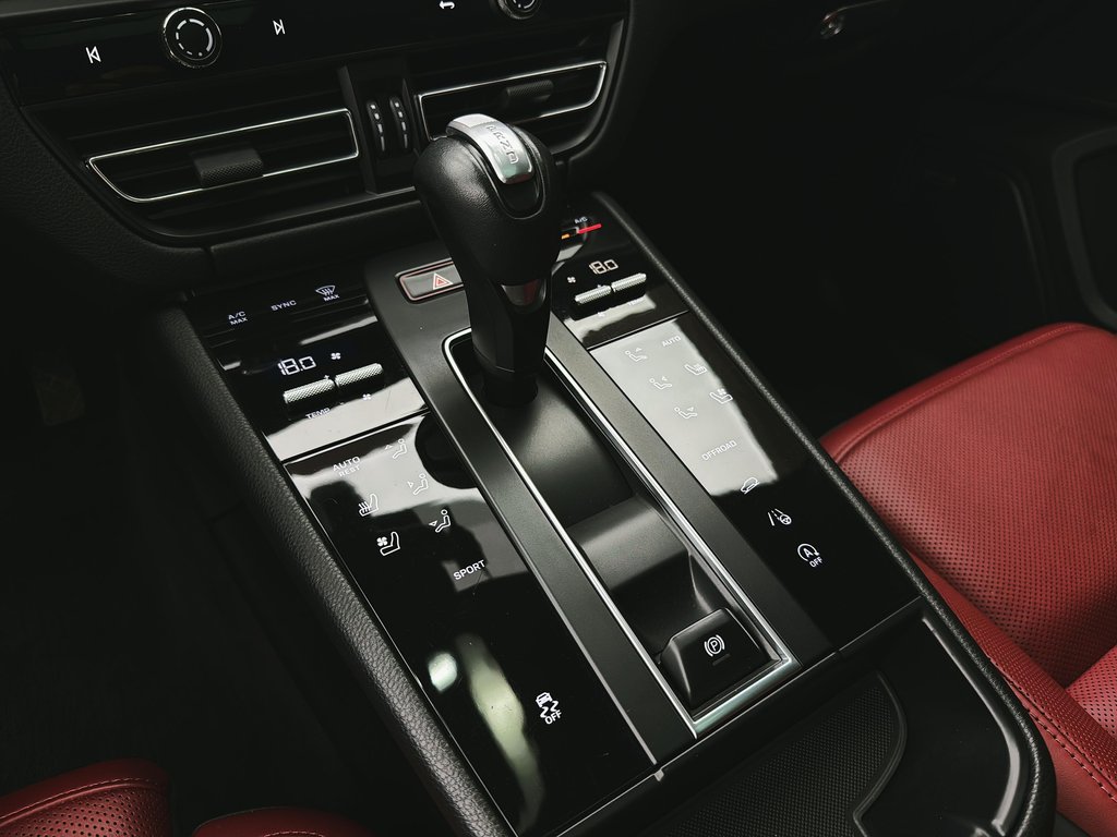 2022 Porsche Macan Premium Package Plus in Laval, Quebec - 19 - w1024h768px