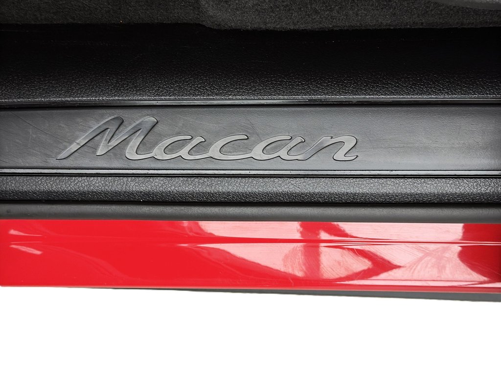 2022 Porsche Macan Premium Package Plus in Laval, Quebec - 31 - w1024h768px