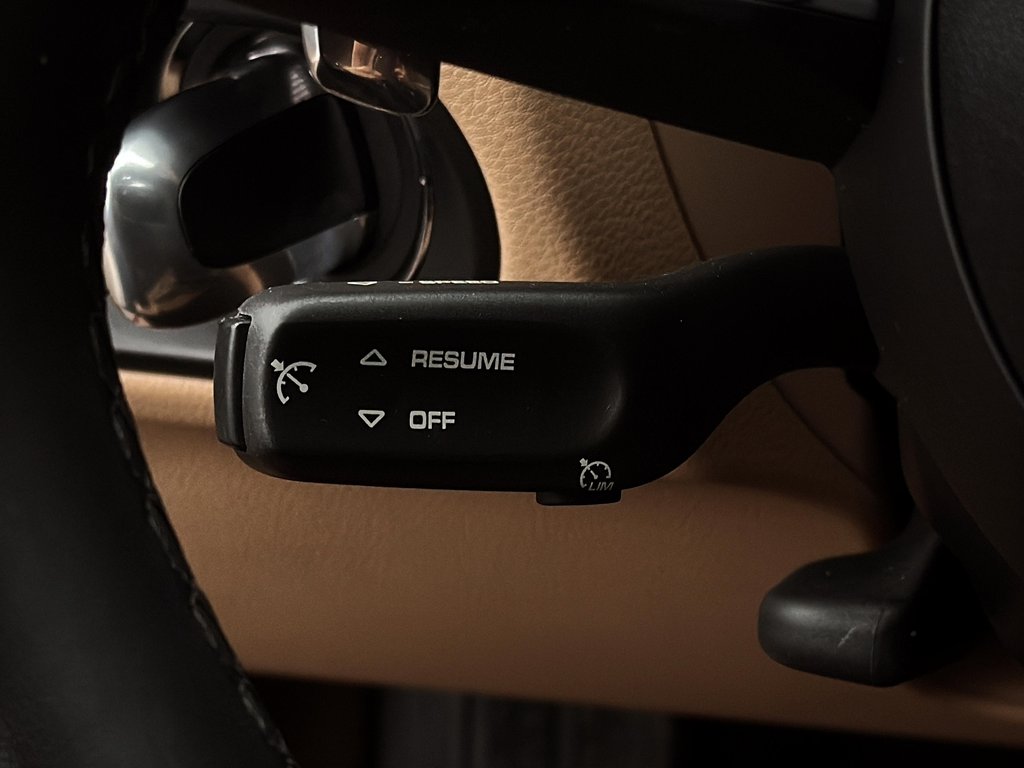 2022 Porsche Macan Toit panoramique in Laval, Quebec - 17 - w1024h768px