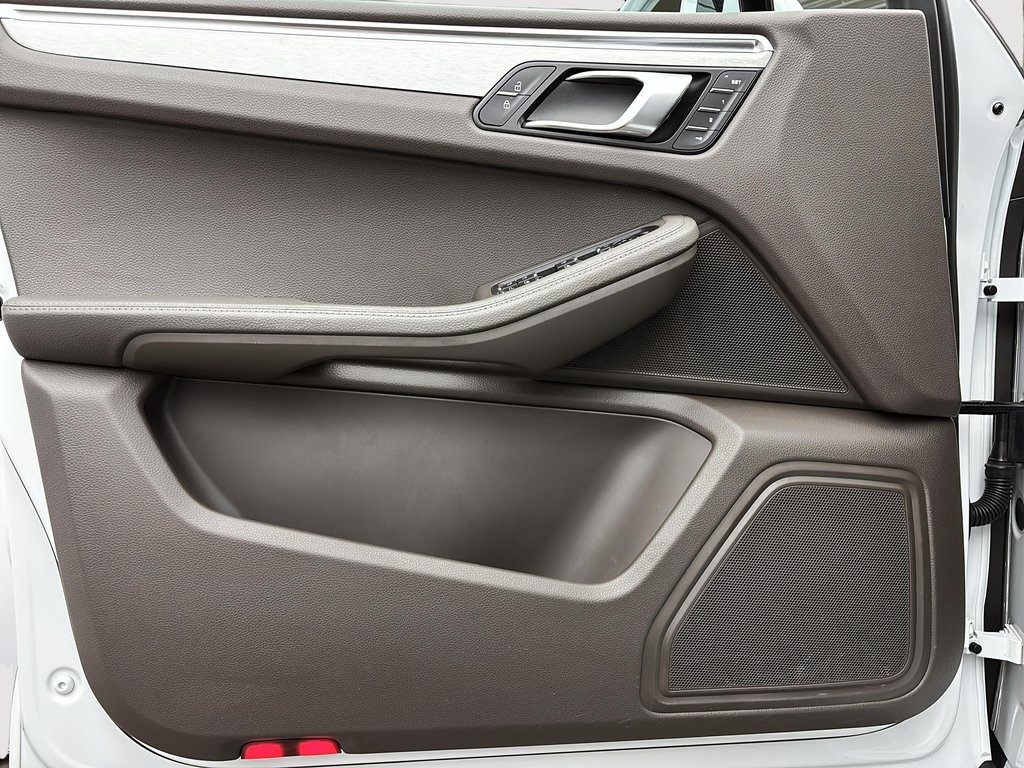 Porsche Macan Premium Package Plus 2023 à Laval, Québec - 29 - w1024h768px