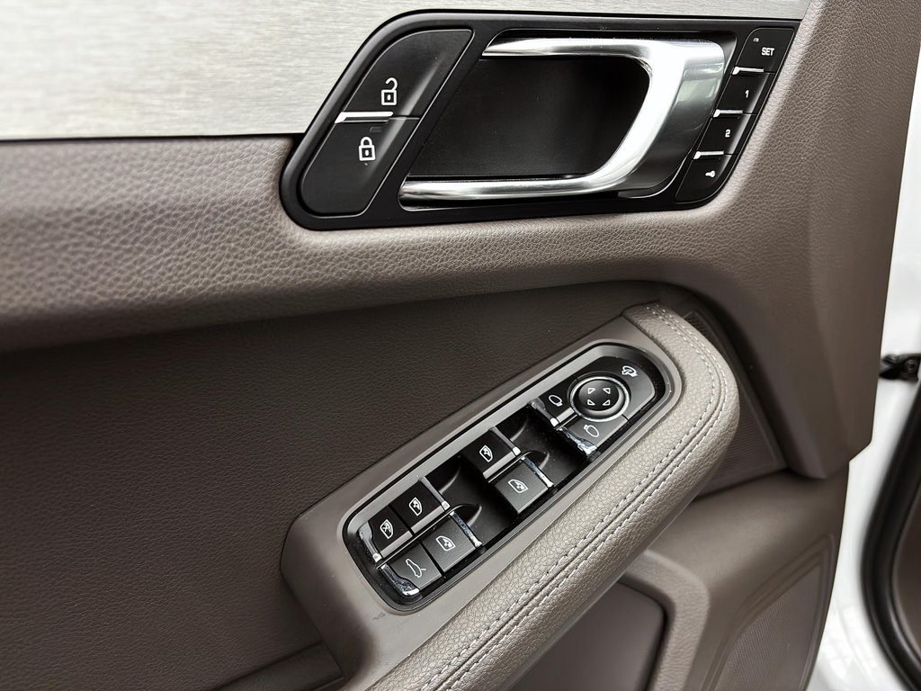 Porsche Macan Premium Package Plus 2023 à Laval, Québec - 31 - w1024h768px