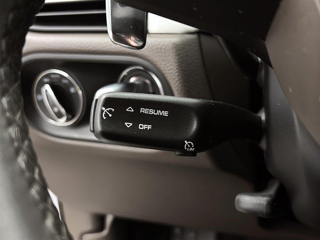 Porsche Macan Premium Package Plus 2023 à Laval, Québec - 17 - w1024h768px