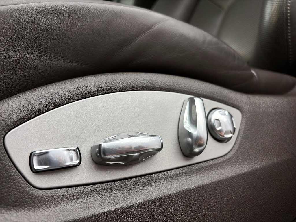 Porsche Macan Premium Package Plus 2023 à Laval, Québec - 33 - w1024h768px