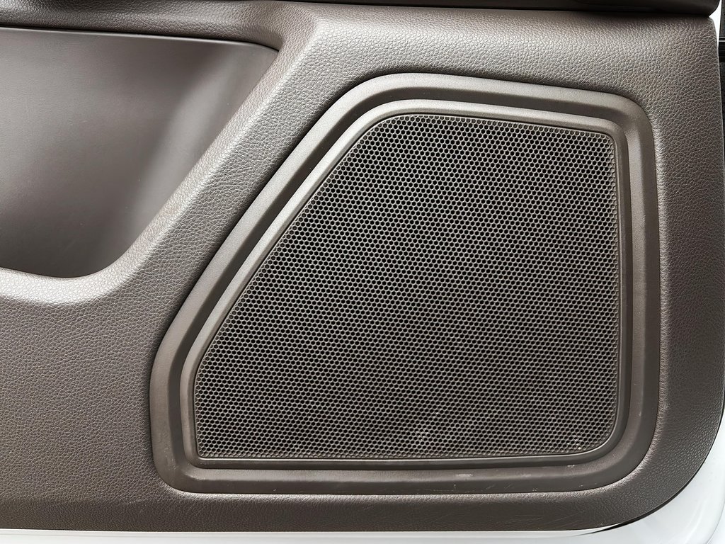 Porsche Macan Premium Package Plus 2023 à Laval, Québec - 32 - w1024h768px